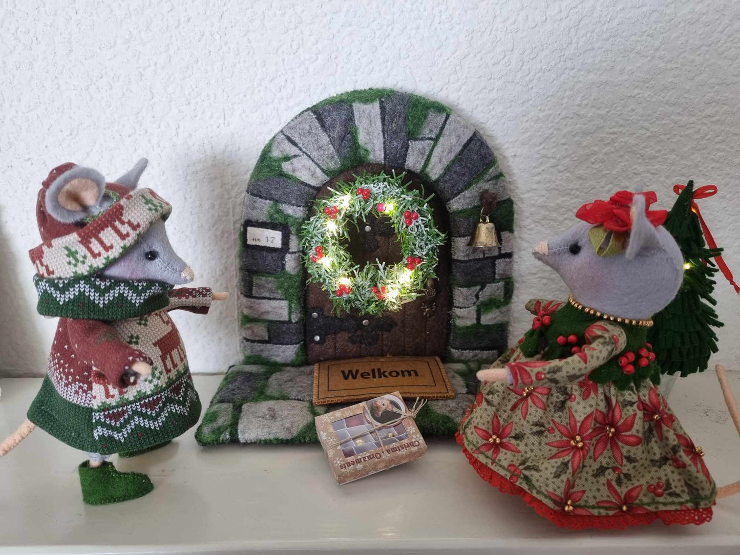 Samen een kerstkrans versieren