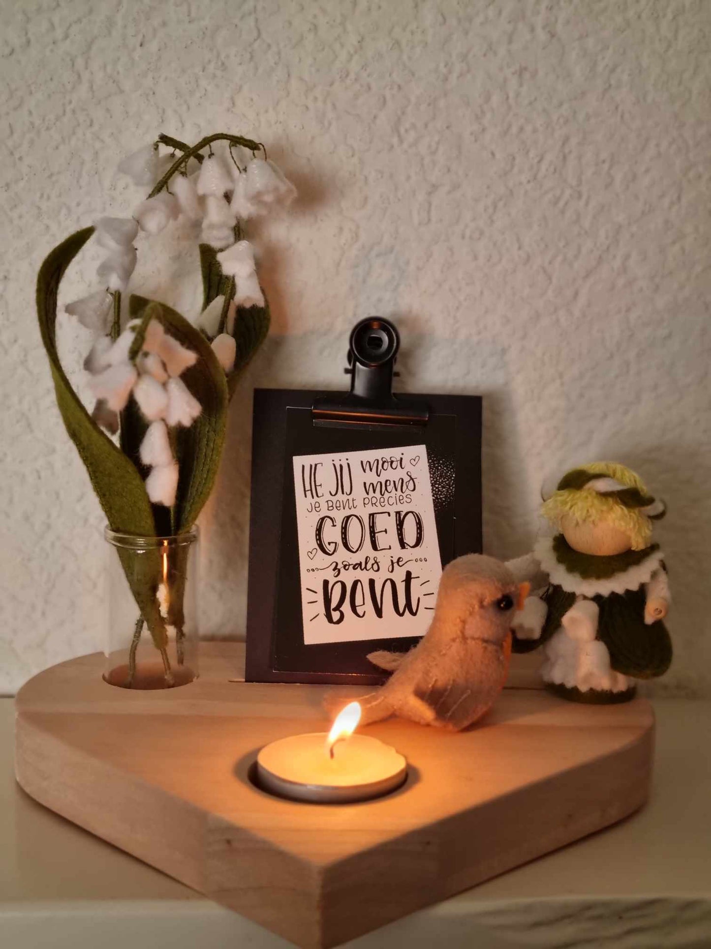 Tafreeltje kegel popje "Lelie van Dalen" maand MEI