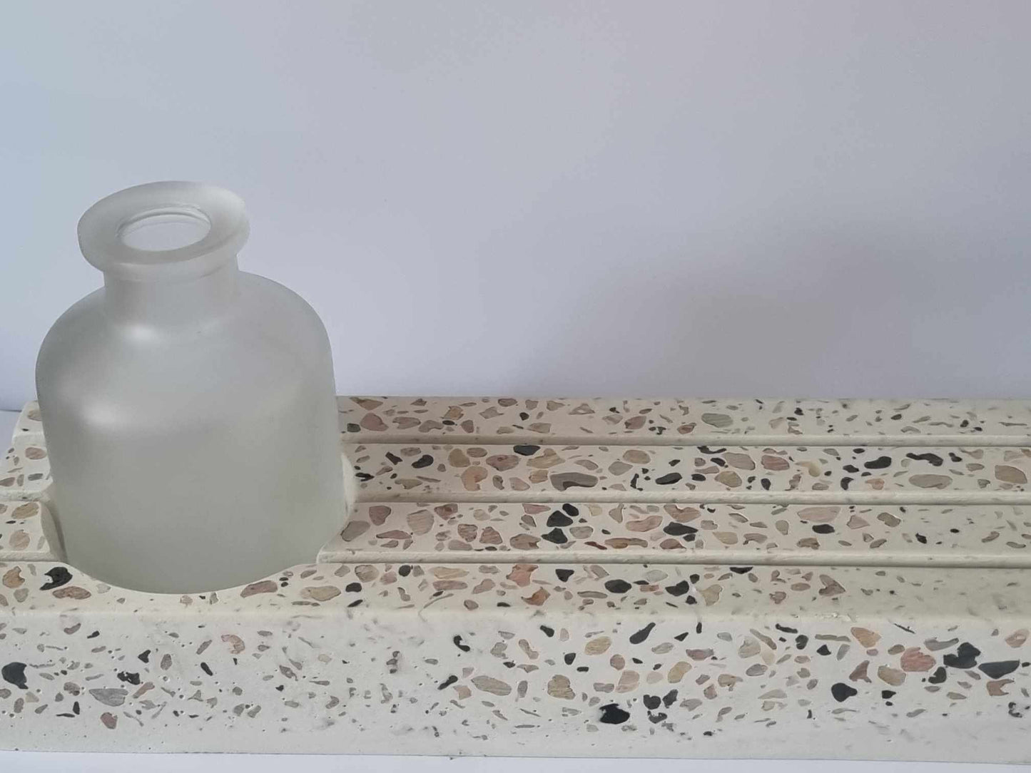 Terrazzo kaarthouder met structuur en wit vaasje