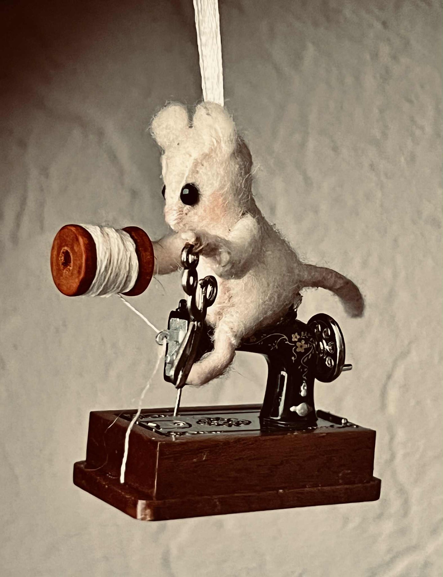 Mientje op het naaimachientje