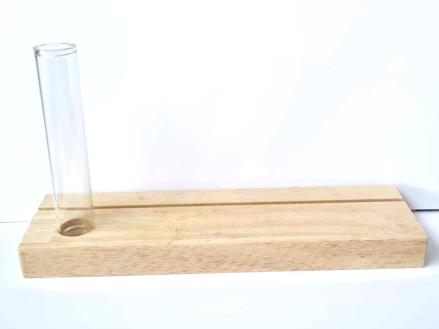 Blank houten plankje met smal vaasje