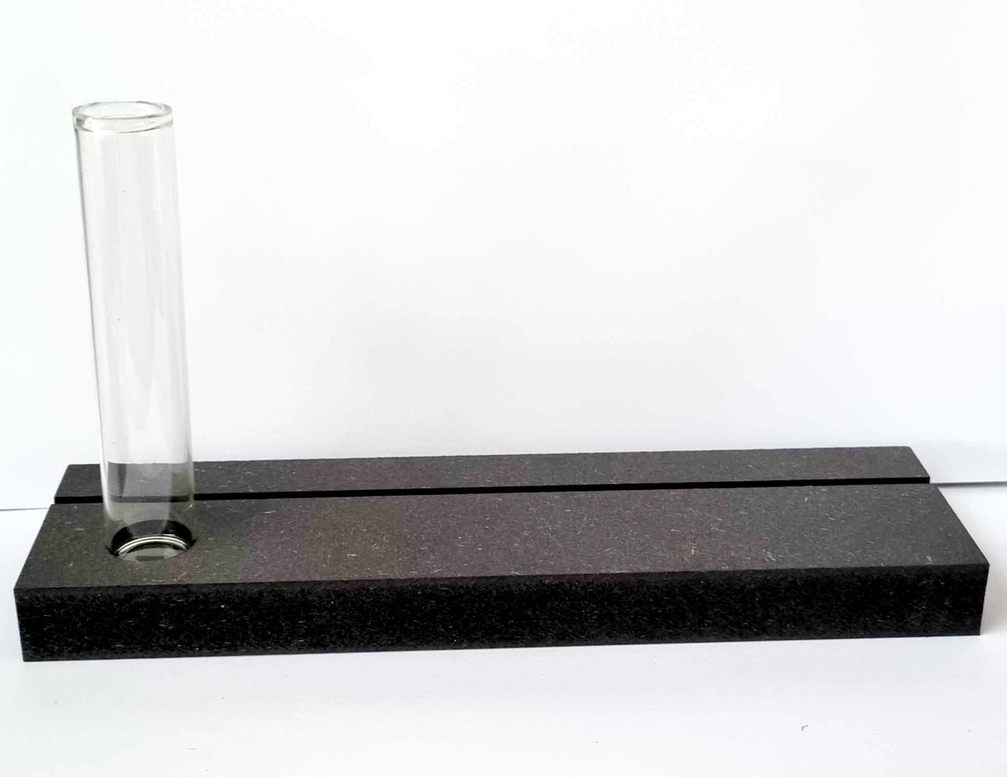 zwart plankje met smal vaasje