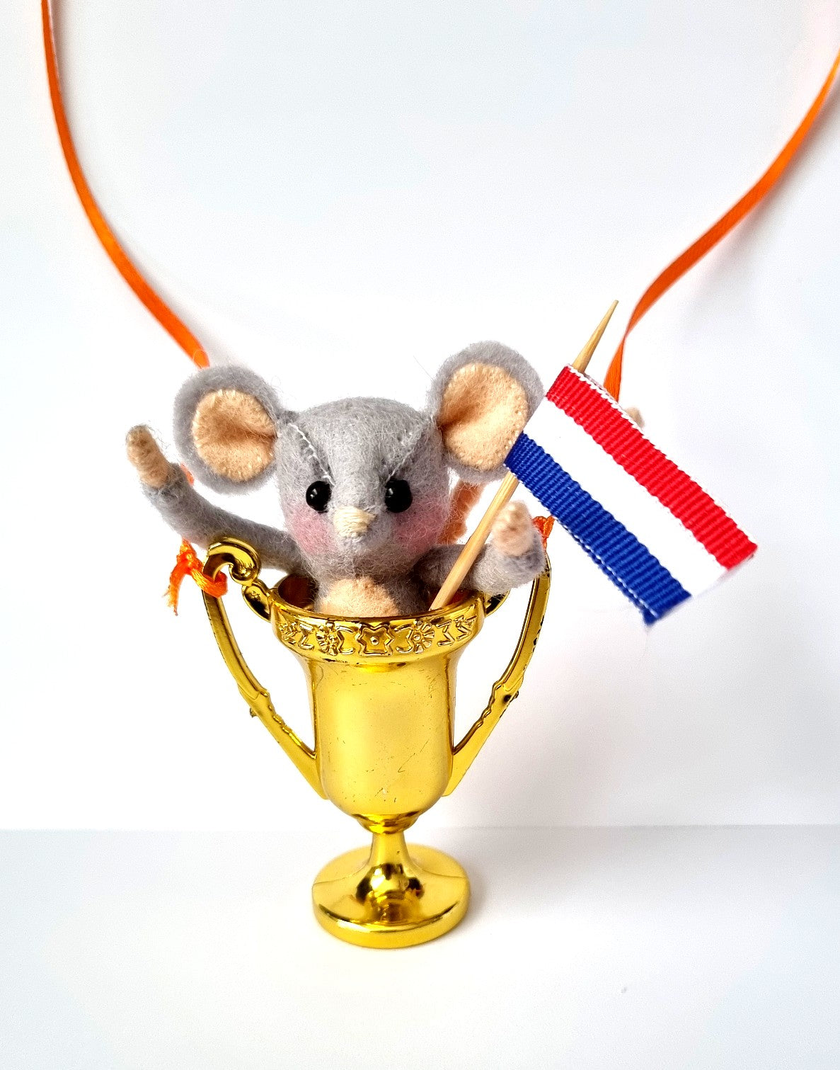 Miep die in de beker piept
