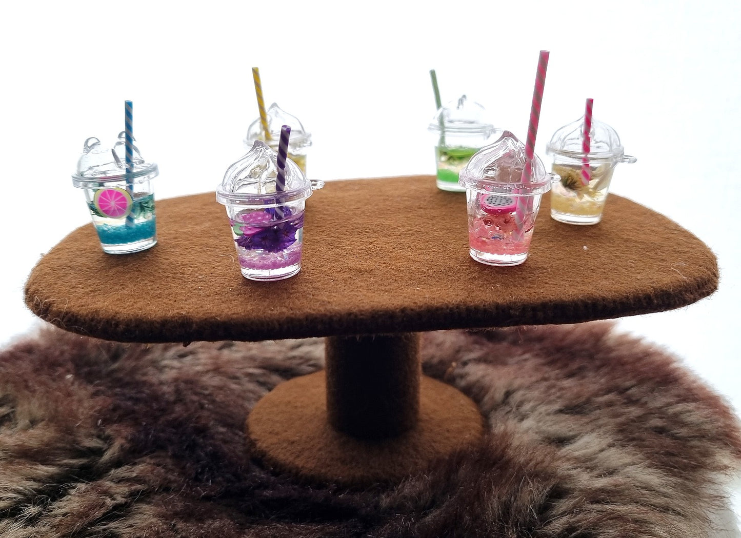Eettafel met glazen limonade --- Juni)