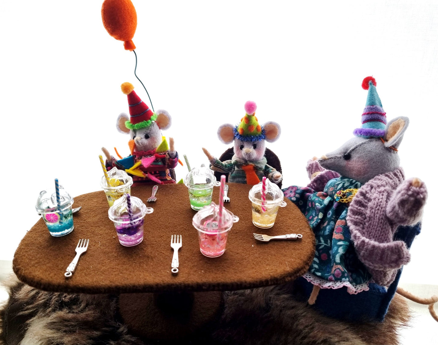 Eettafel met glazen limonade --- Juni)