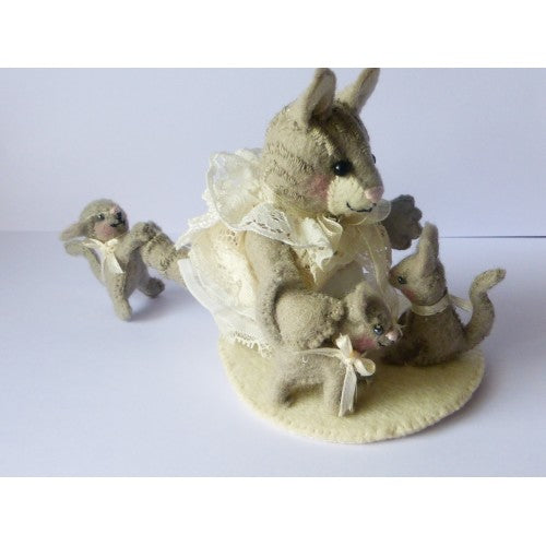 Nostalgische bol met Sabina Snorresnor en haar 3 kittens (grote bol 12 cm)