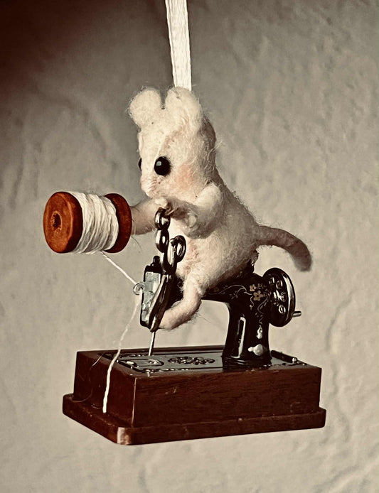 Mientje op het naaimachientje