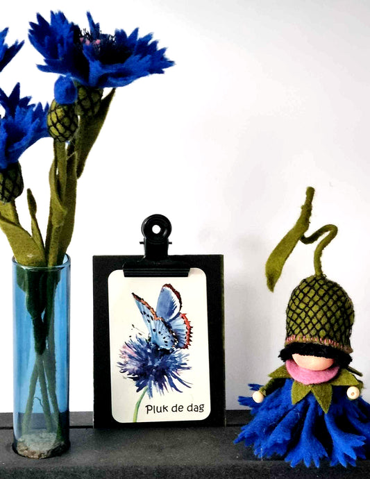 Kegelpop tafereeltje "Korenbloem" (Juli)