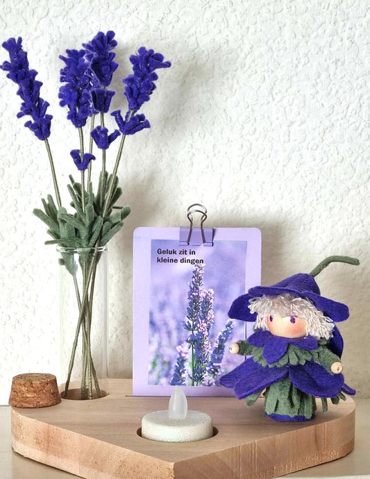 Kegelpop tafereeltje "Lavendel" (maand augustus)