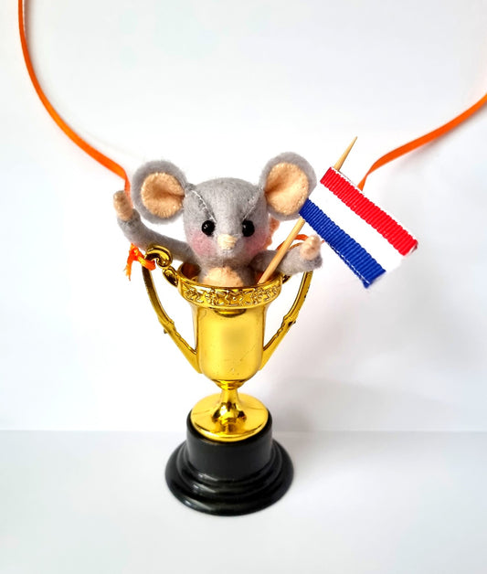Miep die in de beker piept