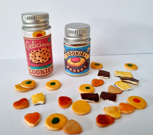 Rode koekjespot met gesorteerde koekjes